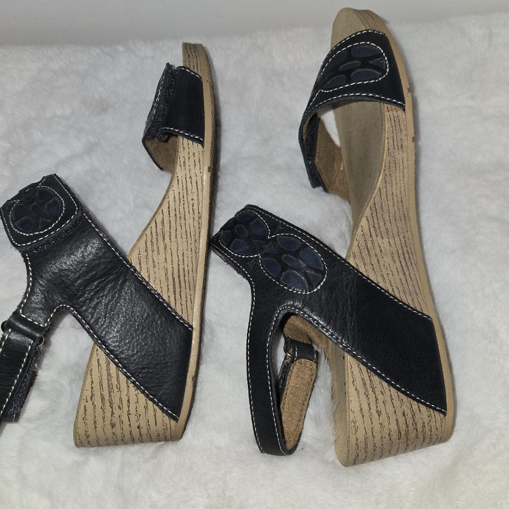 Clarks Bendables Wedge Sandals – Navy Leather Cutout Detail Comfort Size 8 - Picture 3 of 9